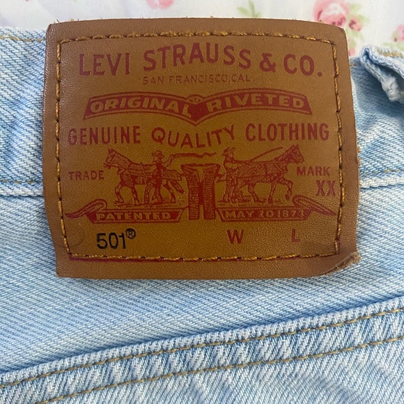 Levi’s 501 Denim Shorts- Light Wash - Picture 4 of 4